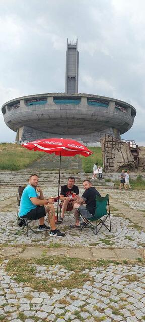 Das 'Ufo Buzludzha'", ein sozialistisches Denkmal in Bulgarien. Peter Kaufmann mit Freunden aus Deutschland.  | Foto: Pothole Rodeo 2024 - Balkan