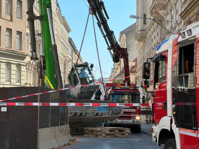 Gegen 9.30 Uhr kippte ein Kranfahrzeug bei der U-Bahn-Baustelle am Neubau. | Foto: Wiener Linien