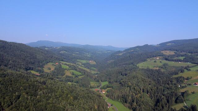 In diesem Tal, zwischen Wildbach und Freiland, liegt der Wildbachgraben, in dem sich auch Lithium befindet. | Foto: Simon Michl