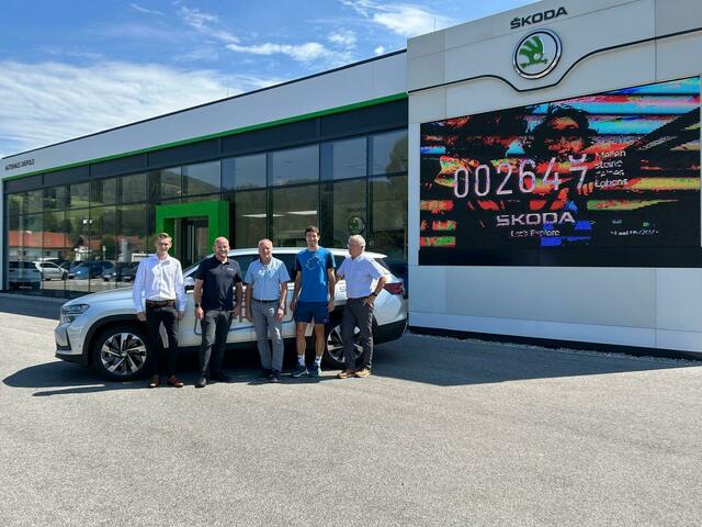 Autoübergabe beim Autohaus Diepold in Langenwang: Die Autoverkäufer Justin Kloppert, Dominik Knoblauch und Helmut Fladl mit Tennisprofi Sebastian Ofner und Firmengründer Josef Diepold. | Foto: Autohaus Diepold