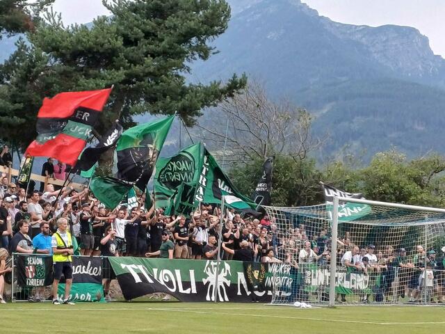 Wacker Fans jubeln in Patsch über sechs Tore, ein Flitzer sorgt für Abwechslung. | Foto: Tilg