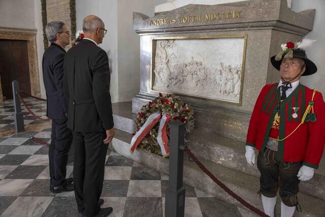 Kranzniederlegung am Andreas-Hofer-Grabmal in der Hofkirche. | Foto: Land Tirol/Sedlak