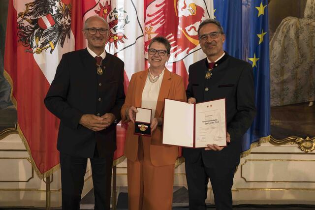 Ursula Euler aus Lermoos (Bezirk Reutte) wurde für ihre Verdienste um die Regionalentwicklung und die grenzüberschreitende Zusammenarbeit mit der Verdienstmedaille ausgezeichnet.  | Foto: Land Tirol/Sedlak