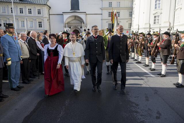 Landesüblicher Empfang am Hohen Frauentag – Abschreiten der Front, v. l.: Landtagspräsidentin Sonja Ledl-Rossmann, Abt Leopold Baumberger, Südtirols LH Arno Kompatscher und LH Anton Mattle. | Foto: Land Tirol/Sedlak
