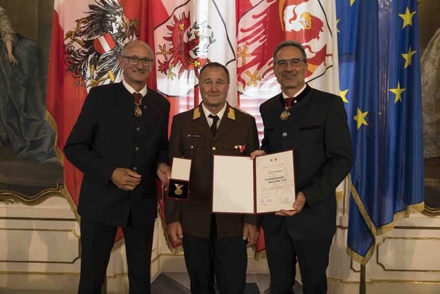 Werner Kleinhans aus Ischgl (Bezirk Landeck) wurde für seine Verdienste um das Feuerwehrwesen mit der Verdienstmedaille ausgezeichnet.  | Foto: Land Tirol/Sedlak