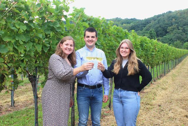 Johanna Müllner, Georg Schabasser und Johannas jüngere Schwester Michaela Müllner sind mit dem Weinbau aufgewachsen. | Foto: Huber