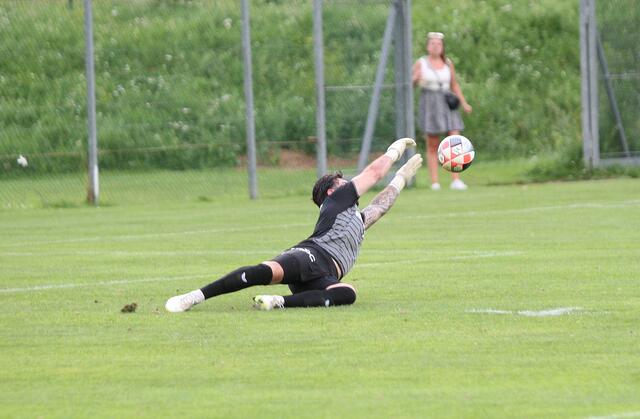 Keeper Daniel Mittermair streckt sich und vereitelt bravourös eine Chance der Gäste. | Foto: Peter Leitner