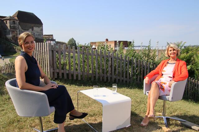 Im Sommergespräch des ORF Burgenland war Grünen-Landessprecherin Anja Haider-Wallner (links) zu Gast bei Redakteurin Patrizia Spieß. Die Kulisse bildete die Burg Güssing. | Foto: Martin Wurglits