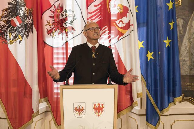 LH Anton Mattle bedankte sich bei den Geehrten, die sich durch ihren unermüdlichen Einsatz und Hingabe für das Gemeinwohl eingesetzt haben. | Foto: Land Tirol/Sedlak