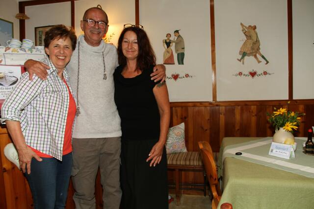 Wirtin Elke Mörth, Wolfgang Fasching und Tina Strauss vom Verein Sobothage (v. li.) im gemütlichen Gastzimmer mit den netten Wandbildern. | Foto: Josef Fürbass