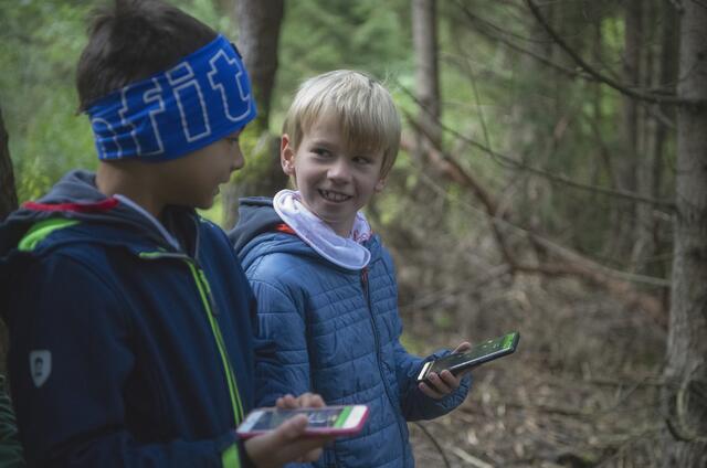Geocacher auf der „Sonnenplateau-Runde Tulfes“: Eine familienfreundliche Route mit acht versteckten Schätzen. | Foto: TVB Hall-Wattens