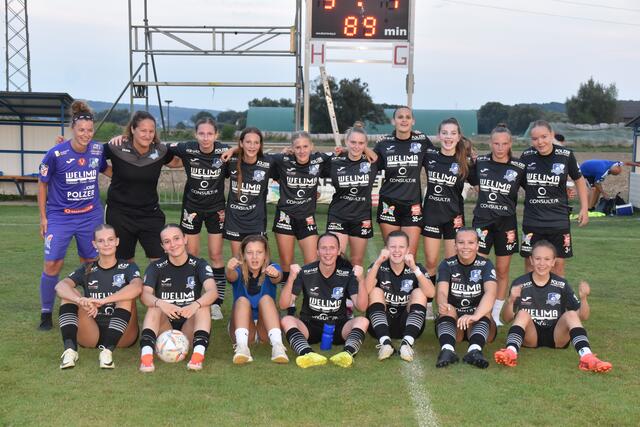 Nach dem 5:1-Sieg durfte das sehr junge Team von Trainerin Kerstin Weber (2.v.l., hinten) sich freuen. | Foto: Michael Strini