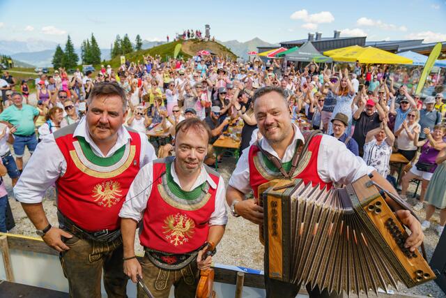 Die "Ursprung Buam" und rund 1.100 Besucherinnen und Besucher verwandelten das Gipfelplateau in eine Partymeile. | Foto: Riesneralm