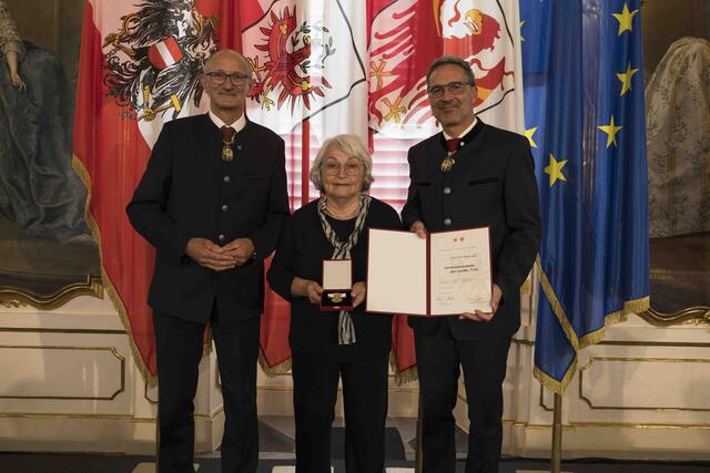 Carla Kolb-Pederzolli aus Innsbruck erhielt die Verdienstmedaille für ihre Verdienste um die Frauenselbsthilfe nach Krebs in Tirol.  | Foto: Land Tirol/Sedlak