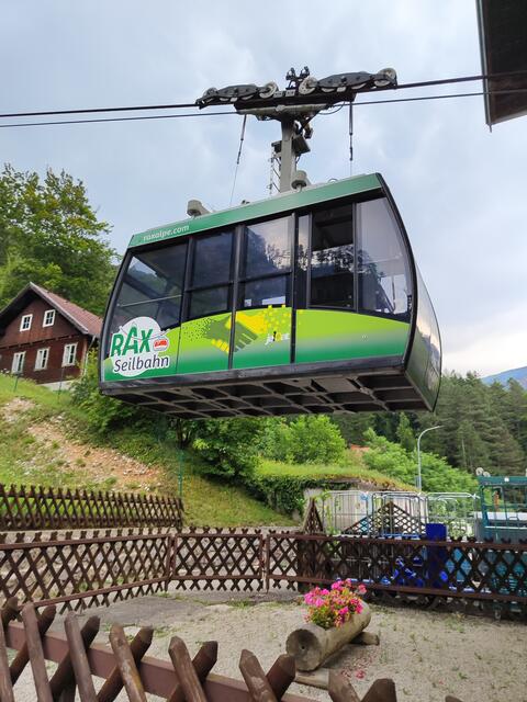 die Seilbahn bringt uns in 8 Minuten von 528m in Hirschwang auf 1545m zur Bergstation | Foto: I.Wozonig