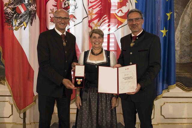 Kathrin Abl aus Nikolsdorf (Bezirk Lienz) wurde mit der Verdienstmedaille für Verdienste um die Heim- und Altenpflege ausgezeichnet.  | Foto: Land Tirol/Sedlak