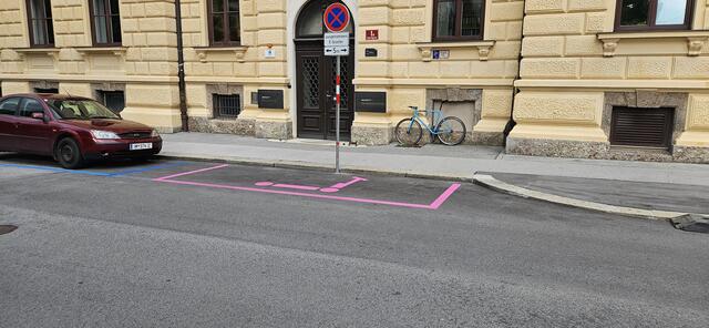 Neu in Innsbruck: markierte "Parkplätze" für E-Scooter | Foto: X/Luggi