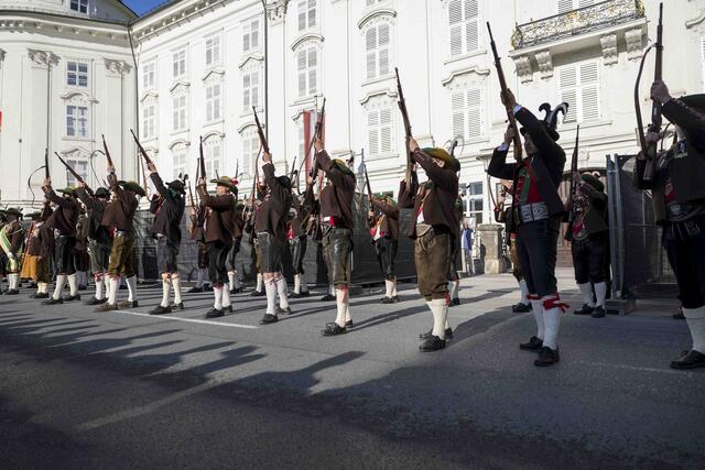 Ehrensalve beim landesüblichen Empfang vor der Kaiserlichen Hofburg zu Innsbruck. | Foto: Land Tirol/Sedlak