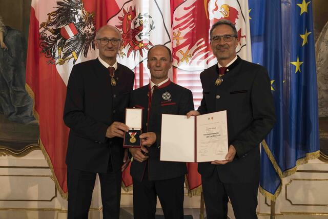 Günther Holaus aus Stummerberg (Bezirk Schwaz) erhielt die Verdienstmedaille für Verdienste um die Bergrettung Tirol.  | Foto: Land Tirol/Sedlak
