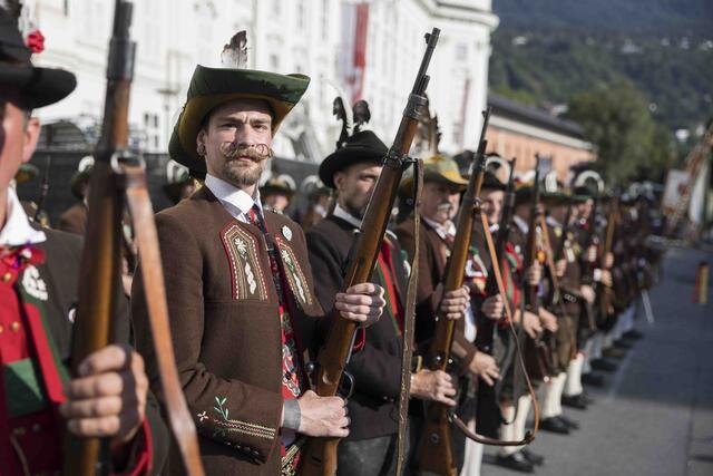 Landesüblicher Empfang mit der Schützenkompanie Längenfeld und St. Martin in Passeier, der Musikkapelle Fiss sowie Fahnenabordnungen der Traditionsverbände. | Foto: Land Tirol/Sedlak