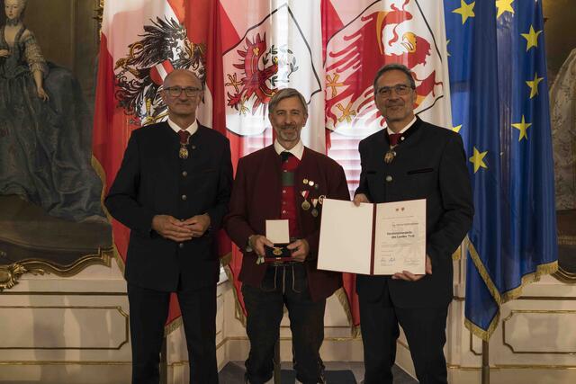 Helmut Schernthaner aus Kramsach (Bezirk Kufstein) wurde für seine Verdienste um die Blasmusik in Tirol mit der Verdienstmedaille ausgezeichnet.  | Foto: Land Tirol/Sedlak