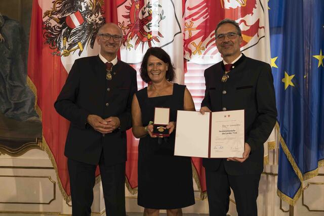 Christina Ritter aus Reith bei Kitzbühel (Bezirk Kitzbühel) erhielt die Verdienstmedaille für ihre Verdienste um das Sozialwesen.  | Foto: Land Tirol/Sedlak