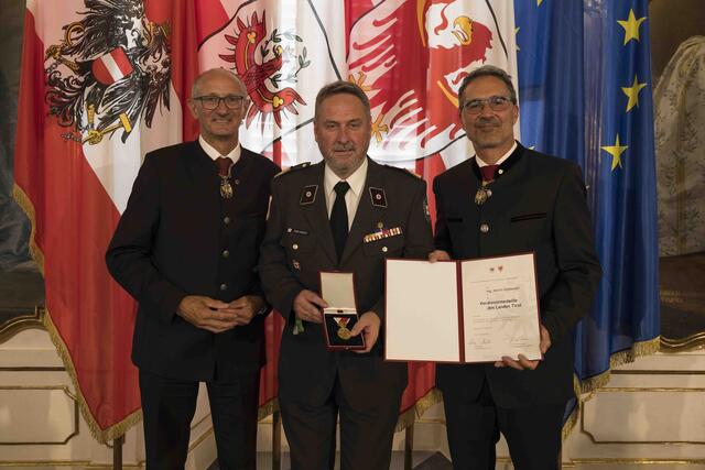 Martin Dablander aus Silz (Bezirk Imst) erhielt die Verdienstmedaille für Verdienste um das Österreichische Rote Kreuz.  | Foto: Land Tirol/Sedlak
