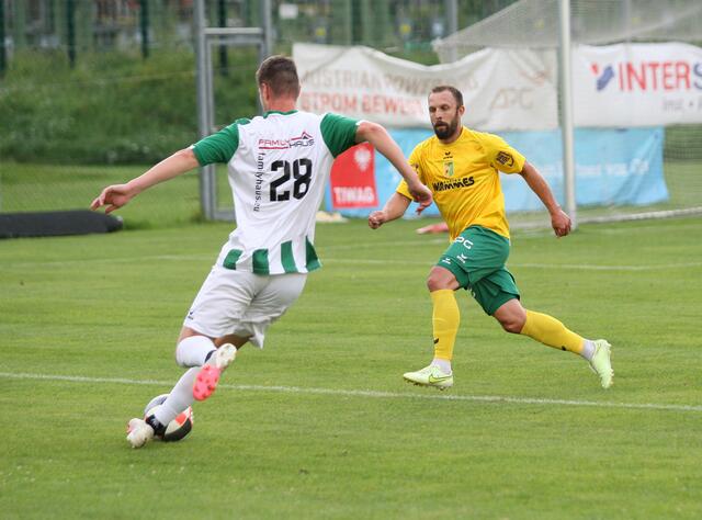Auch Routinier Bernhard Mittermair (rechts) trug sich in die Torschützenliste ein. | Foto: Peter Leitner