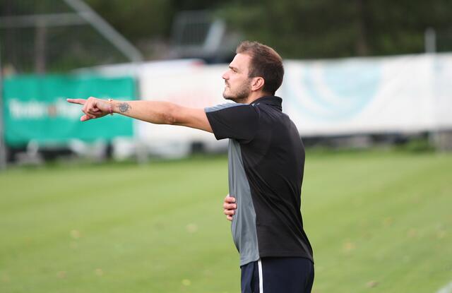 Schönwies/Mils-Trainer Simon Lentsch bei Anweisungen für seine Mannschaft im Cup-Spiel beim SV Haiming. | Foto: Peter Leitner