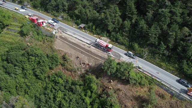 Nach der Hangsicherung wurde die Straße mittels Stahlbetonrandbalken abgesichert.
 | Foto: © Land Tirol