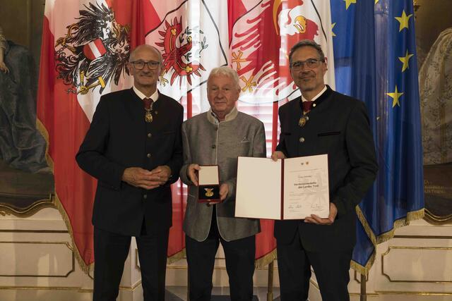 Franz Seewald aus Telfs (Bezirk Innsbruck-Land) engagiert sich für das Tiroler Krippenwesen und erhielt dafür die Verdienstmedaille des Landes. | Foto: Land Tirol/Sedlak