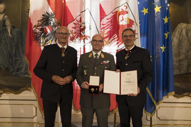 Ingo Gstrein aus Imst (Bezirk Imst) wurde mit dem Verdienstkreuz für seine Verdienste um das Österreichische Bundesheer und das Sicherheitswesen in Tirol ausgezeichnet.  | Foto: Land Tirol/Sedlak