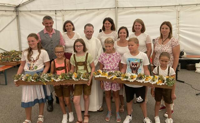 Das Kirchweihfest begann um 10.00 Uhr mit dem Festgottesdienst, zelebriert von Pfarrer Alois Glatzl und musikalisch gestaltet wurde die Heilige Messe bei der Oberschlattner Kirche vom Chor „MIXdur“.
Am Bild: Hubert Piribauer (Obmann Verein Kirche Obeschlatten), Pfarrer Alois Glatzl, Sängerinnen vom Chor „MIXdur“ und die Oberschlattner Ministrant*innen-Schar mit den Kräutersträußchen
Fotocredit: Christian Stangl | Foto: Christian Stangl
