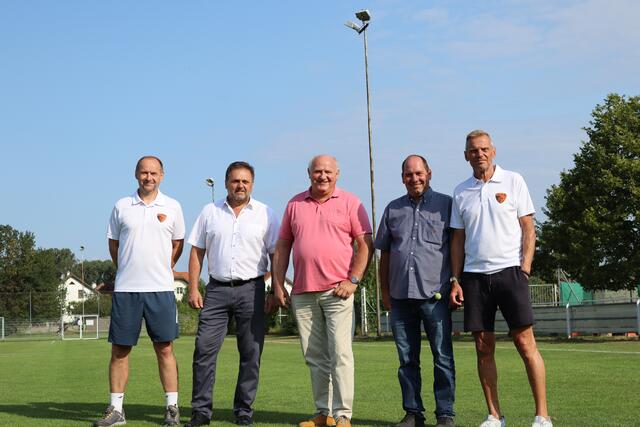 Thomas Csida (Obmann FSV Velm), GGR Manfred Mitzl, BGM Ernst Wendl, Reinhard Thurner (Obmann Himberger Tennisclub ZV-Velm) und Johann Schindler (Obmann FSV Velm) am Fußballplatz vor Beginn der Bauarbeiten für das Flutlicht. | Foto: Gemeinde Himberg