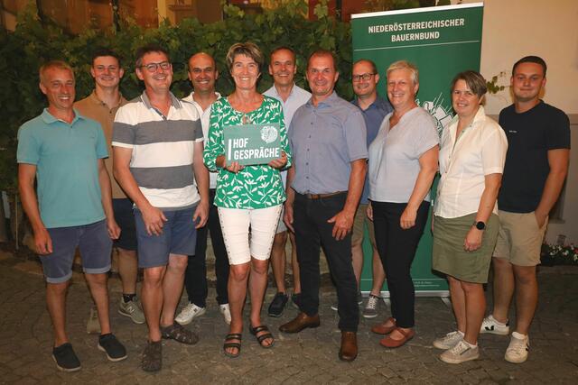 Beim „Hofgespräch“ mit LAbg. Franz Linsbauer, NRAbg. Martina Diesner-Wais und Kammerobmann Herbert Hofer (M.): Die engagierten Bauernbundfunktionäre Christoph Berger, Johannes Kölbl, Christian Plessl, Manuel Klampfer, Andrea Zehetbauer, Michaela Dundler und Michael Kölbl (v.l.). | Foto: Herbert Gschweidl