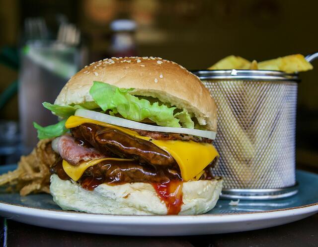 Die Polizei musste nach einer Scheren-Attacke zu einem Fast-Food-Lokal ausrücken. (Symbolfoto) | Foto: Stu Moffat/Unsplash