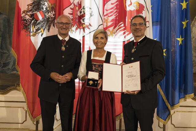 Martina Eder aus Bad Häring (Bezirk Kufstein) erhielt das Verdienstkreuz für ihre Verdienste um den Behindertensport in Tirol.  | Foto: Land Tirol/Sedlak