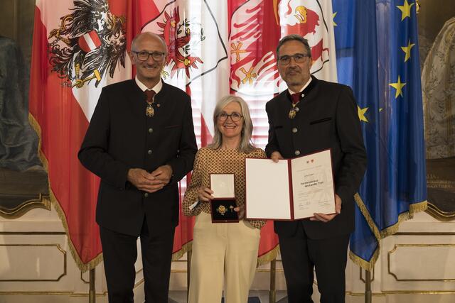 Anita Singer aus Innsbruck erhielt das Verdienstkreuz für ihre Verdienste um die Krebshilfe in Tirol.  | Foto: Land Tirol/Sedlak