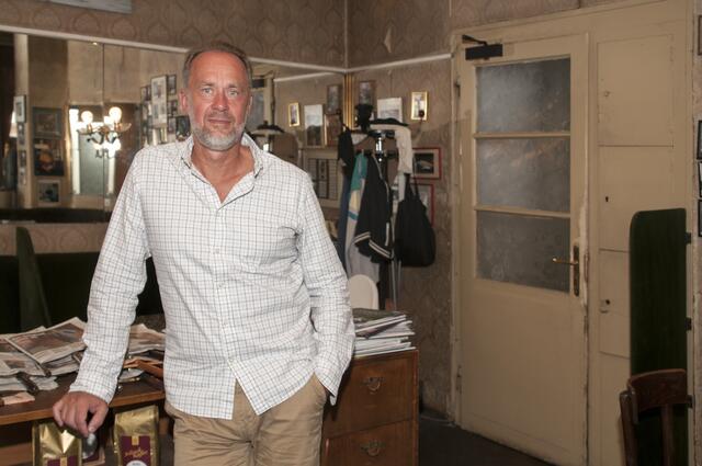 Stephan Schiffner betreibt das traditionelle Kaffeehaus.  | Foto: Wolfgang Unger