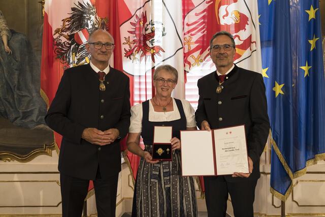 Aloisia Wallner aus Hochfilzen (Bezirk Kitzbühel) wurde mit dem Verdienstkreuz für Verdienste um die Wahrung der Menschenrechte geehrt. | Foto: Land Tirol/Sedlak