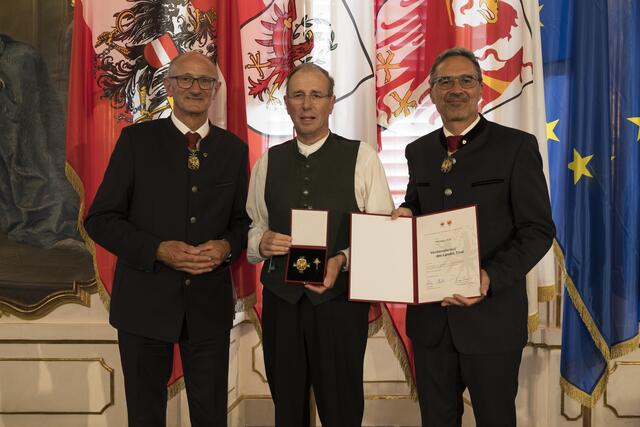 Nikolaus Köll aus Landeck (Bezirk Landeck) erhielt für seine Verdienste um das Volksmusikwesen das Verdienstkreuz.  | Foto: Land Tirol/Sedlak