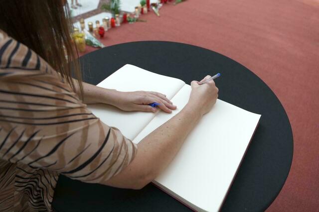 Ein Kondolenzbuch wurde bereits in der Lugner City aufgelegt. | Foto: Maximilian Spitzauer/MeinBezirk