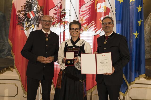 Katharina Hradecky aus Matrei in Osttirol (Bezirk Lienz) wurde für ihre Verdienste um den Tourismus und die Landwirtschaft mit dem Verdienstkreuz geehrt.  | Foto: Land Tirol/Sedlak