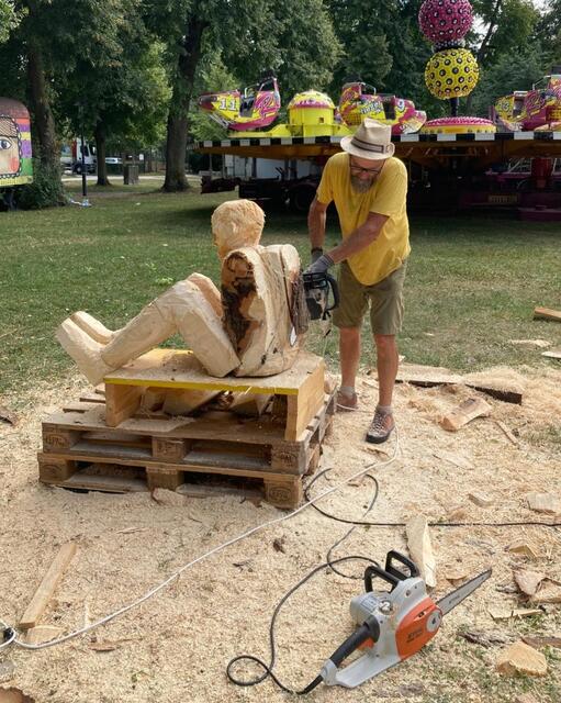 Johannes macht den Rucksack kleiner. 