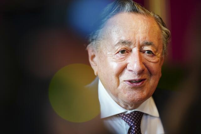 Lugner selbst bestellte vor Kurzem seinen Grabstein, dieser sollte erst im September geliefert werden.  | Foto:  EVA MANHART / APA / picturedesk.com