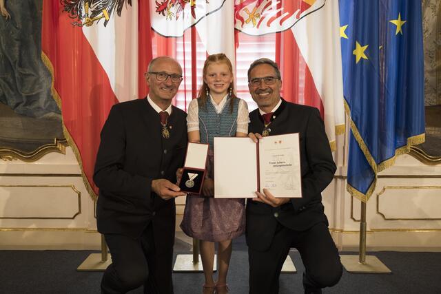 Die jüngste Lebensretterin bei der Ehrung 2024: Laura Brunner aus Kirchbichl erhielt für die Rettung eines vierjährigen Kindes aus einem 1,3 m tiefen Pool die Tiroler Lebensrettungsmedaille. | Foto: Land Tirol/Sedlak