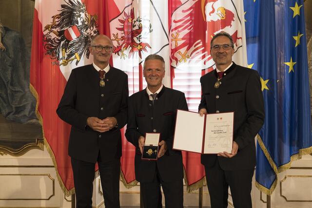 Christoph Platzgummer aus Mils (Bezirk Innsbruck-Land) erhielt für seine Verdienste um den Tiroler Landesschützenbund und als Bezirkshauptmann von Kufstein sowie für zahlreiche Aufgaben im öffentlichen Interesse das Verdienstkreuz des Landes.  | Foto: Land Tirol/Sedlak