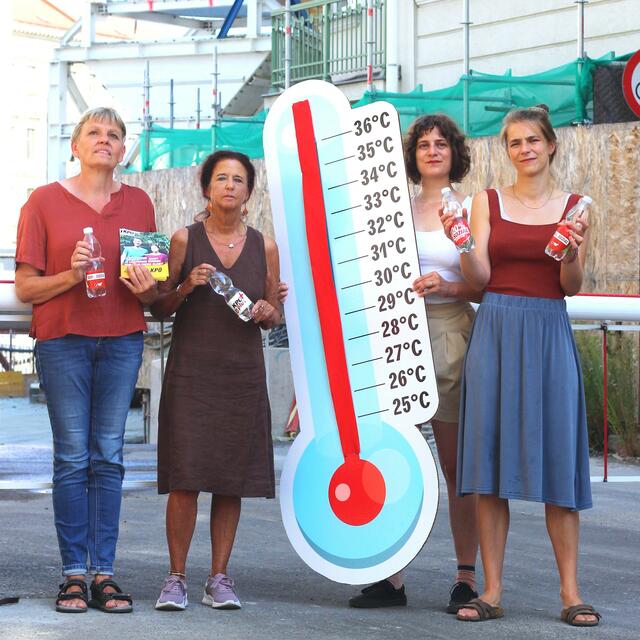 Die Wiener Kleinparteien KPÖ und Links machten mit einer Wasserverteilaktion im 5. Bezirk auf fehlende gesetzliche Regelungen für Hitzemaßnahmen. | Foto: Links