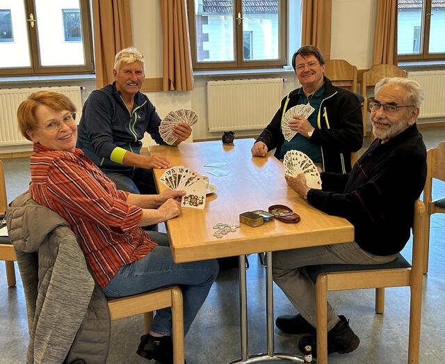 Josef Pramhas (2.v.links) organisert das Bezirks-Tarockturnier in Waldneukirchen am 3. September ab 13 Uhr. 