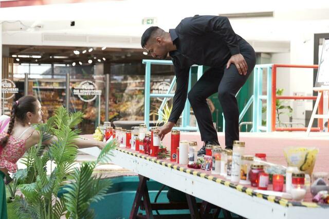 Viele Menschen legten Blumen in der Lugner City nieder und zünden Kerzen für den verstorbenen "Richi" an. | Foto: Maximilian Spitzauer/MeinBezirk